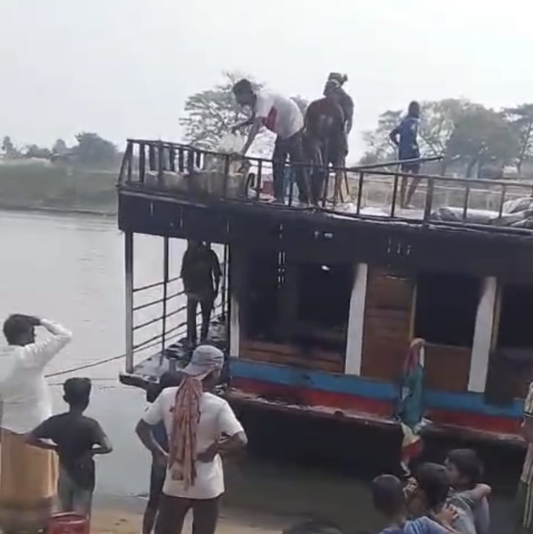 সুনামগঞ্জে পর্যটকবাহী হাউজবোটে আগুন