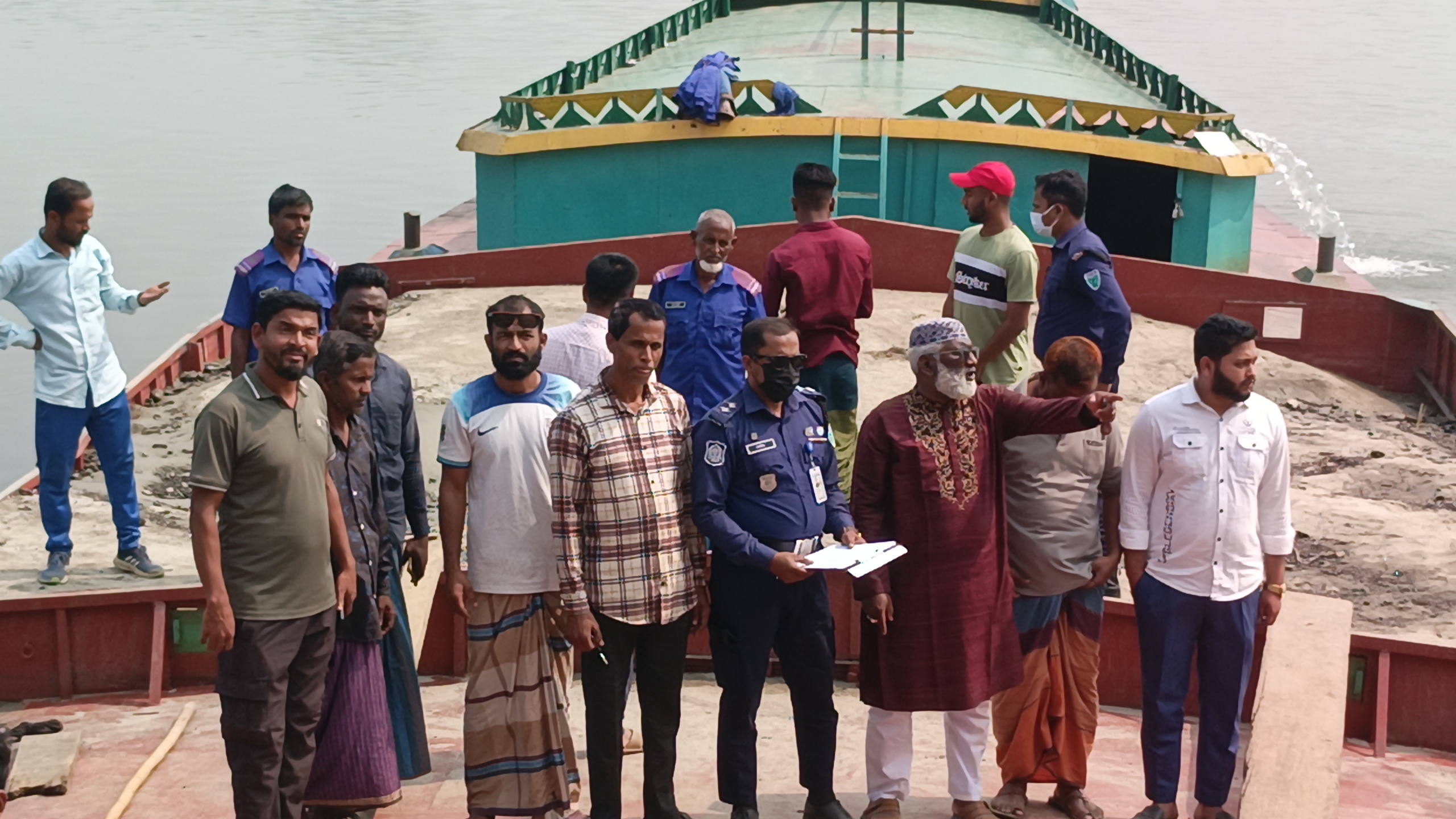 গ্রাম বাঁচাতে বালু ভর্তি নৌকা আটকে পুলিশে দিলো এলাকাবাসী