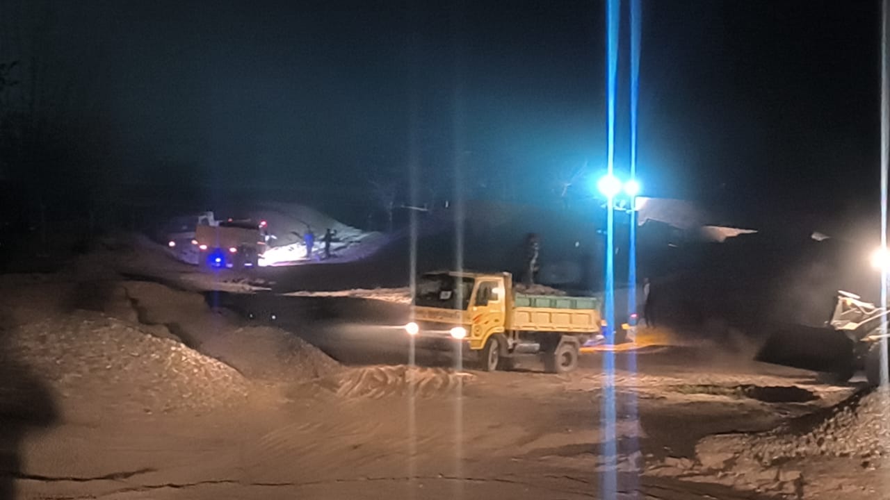 দিনের অনুমতি নিয়ে রাতেই পাথর লুট! 