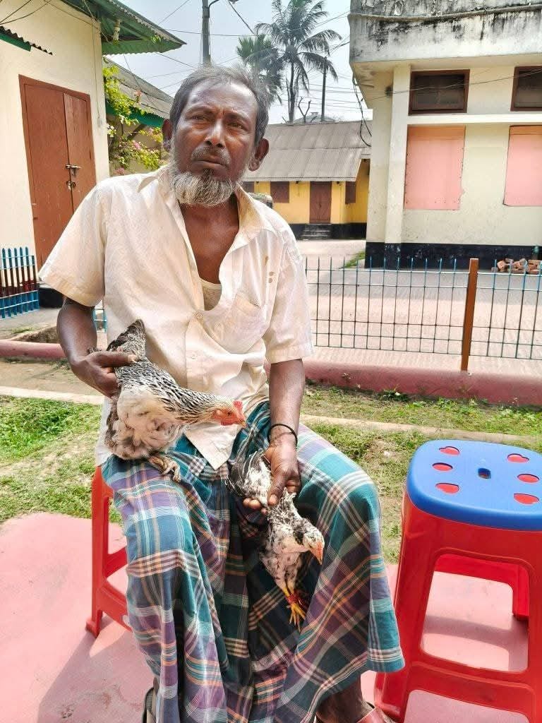 মুরগির পা ভাঙায় বড় ভাইয়ের  বিচার চেয়ে থানায় ছোট ভাই 