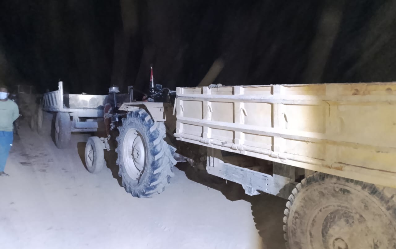 হাওরে মাটি কর্তনের গাড়ি আটক করলো গ্রামবাসী  এস্কেভেটর মালিককে ৫০ হাজার টাকা জরিমানা