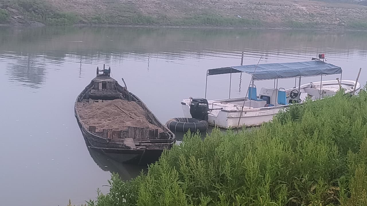 ধোপাজান থেকে বালু উত্তোলনের  সময় নৌকাসহ ২ জনকে আটক 