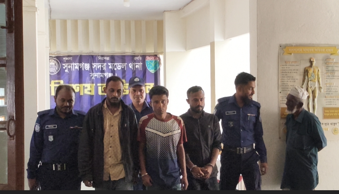  বন্ধুর প্রেমিকাকে সিএনজিতে ধর্ষণ  