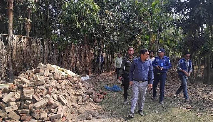 জকিগঞ্জে সরকারি সড়কের ইট লুটের অভিযোগে আটক ৬