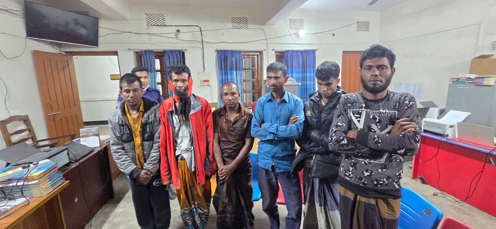 তাস দিয়ে জুয়া খেলার সময় ৬ জন আটক 