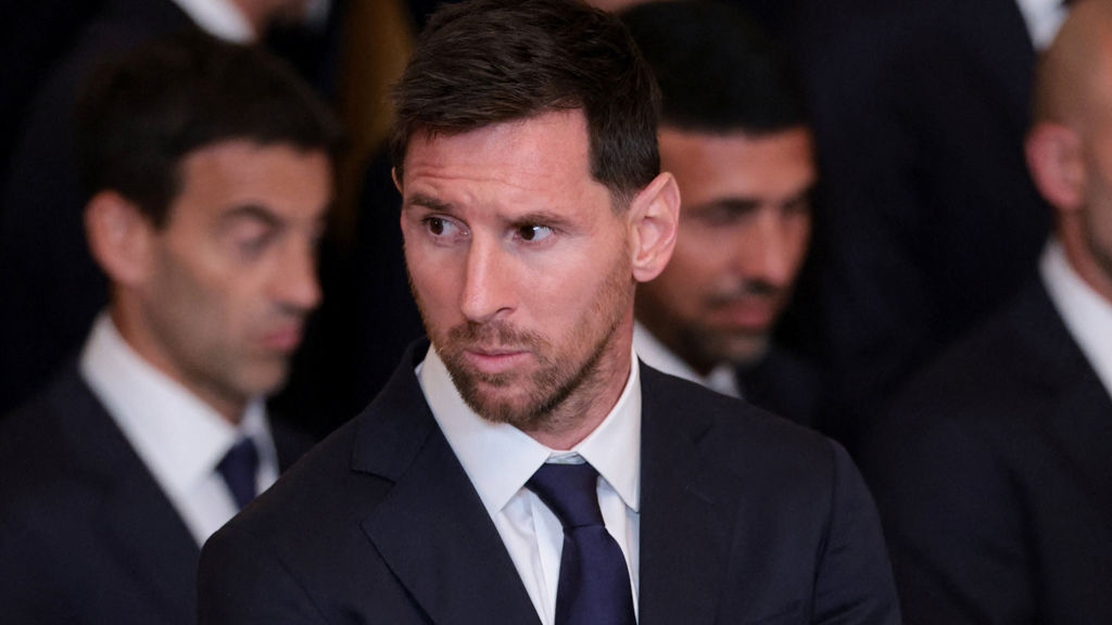 মেসিকে সত্য উন্মোচন করতে বললেন বার্সার সভাপতি পদপ্রার্থী