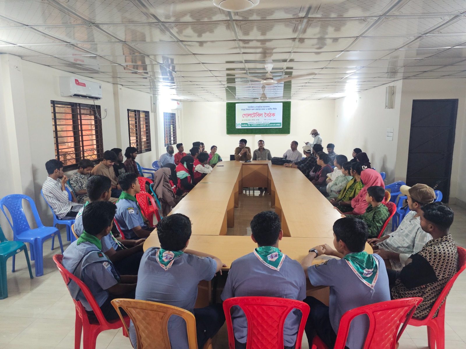 তরুণদের নেতৃত্ব বিকাশে  জনউদ্যোগের গোলটেবিল বৈঠক