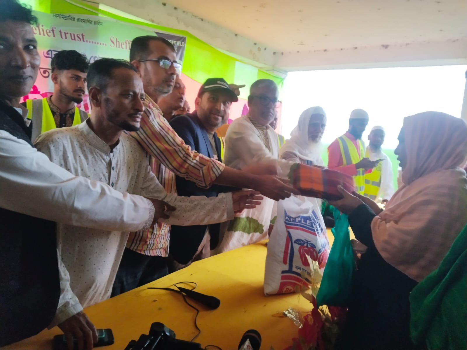 দিরাইয়ে সুবিধাবঞ্চিতদের মাঝে ঈদ উপহার বিতরণ