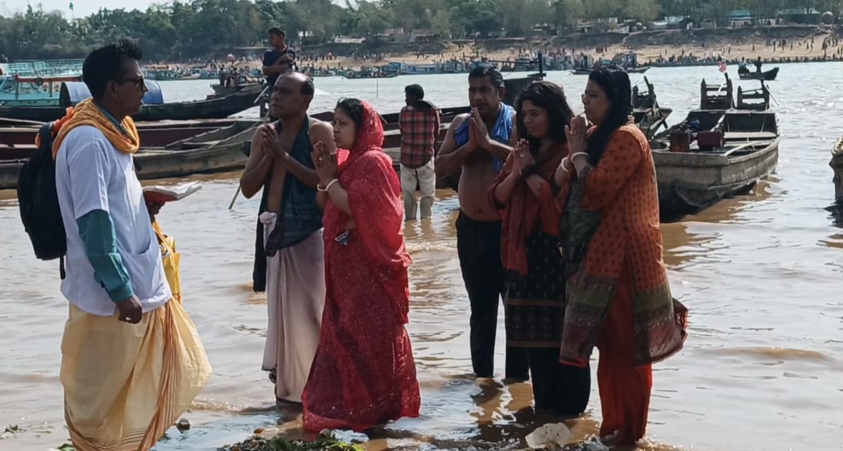সুনামগঞ্জের জাদুকাটা নদীর পণাতীর্থে স্নানোৎসবে লাখো পূণ্যার্থীর মিলনমেলা