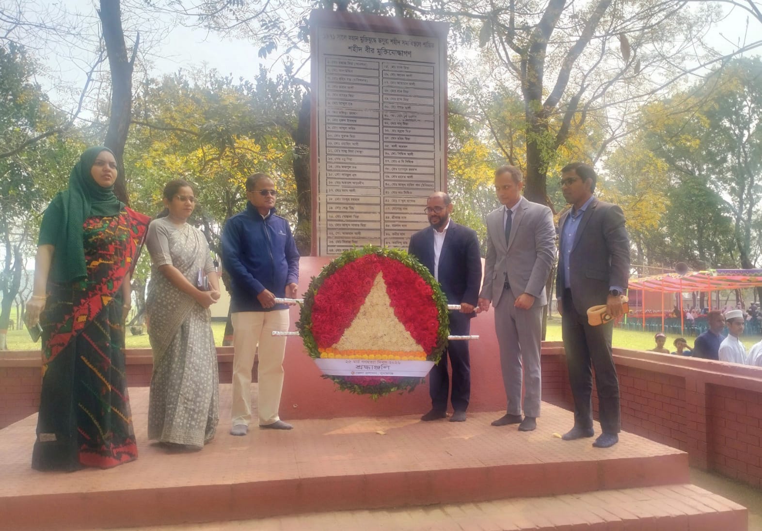  গণহত্যা দিবসে ৪৮ বীর শহিদ মুক্তিযোদ্ধার সমাধিস্থলে পুষ্পস্তবক অর্পণ