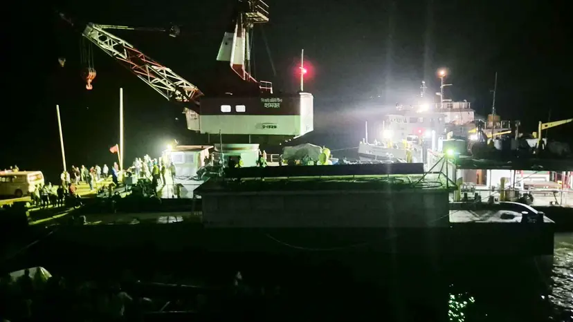 ফেরিতে উঠতে গিয়ে নদীতে বাস : জীবিত উদ্ধার ১১, নিখোঁজদের স্বজনদের আহাজারি