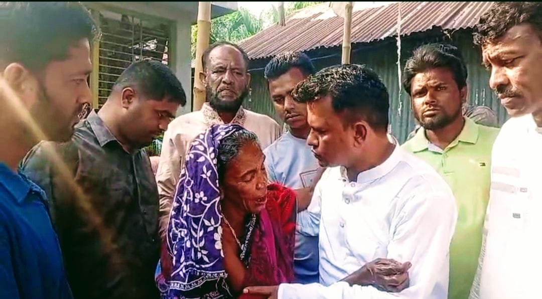 তাহিরপুরে অগ্নিকাণ্ডে ক্ষতিগ্রস্তদের পাশে সাবেক ছাত্রদল নেতা