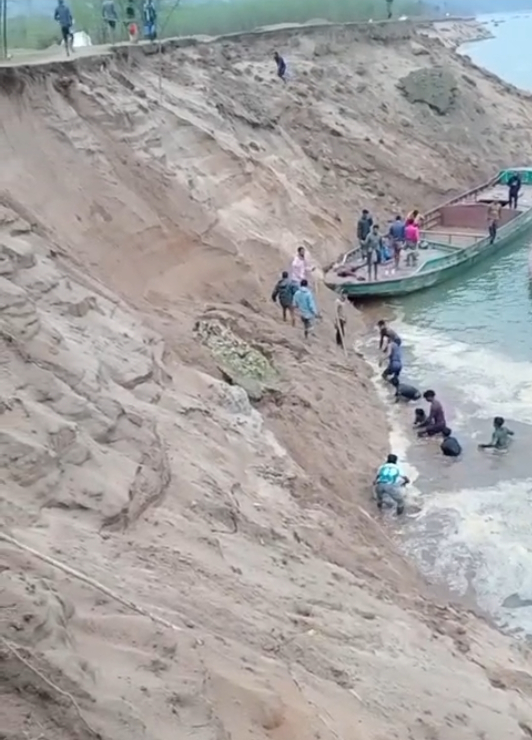 যাদুকাটা নদীর তীর থেকে বালু উত্তোলনের সময় পাড় ভেঙে বালু চাপায় শ্রমিকের মৃত্যু