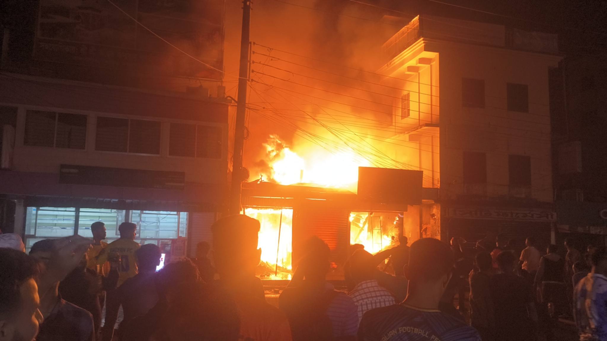 সুনামগঞ্জে ভয়াবহ অগ্নিকান্ড প্রায় ৮ টি দোকান পুড়ে চাই