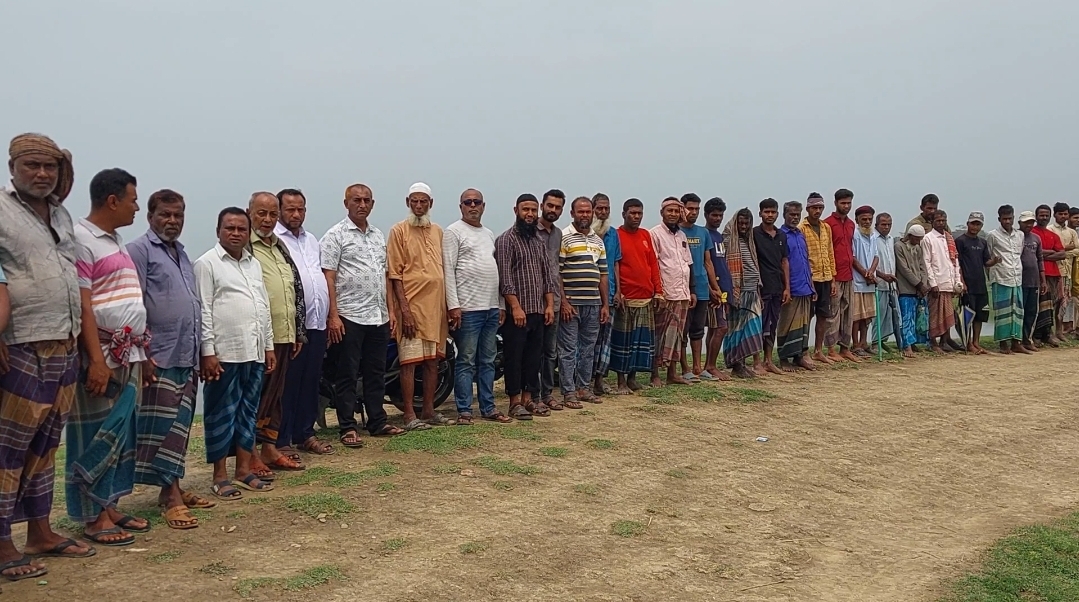 দেখার হাওরের জলাবদ্ধতা নিরসনের দাবিতে কৃষকদের মানববন্ধন