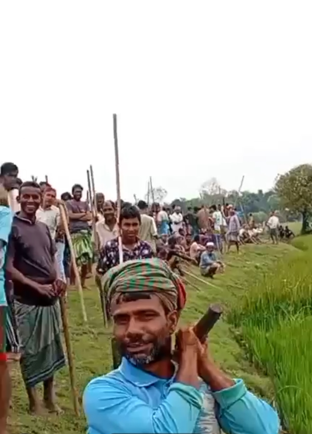 ১৪৪ ধারা উপেক্ষা করে ডাকুয়া হাওরের বাঁধ কাটার অভিযোগ