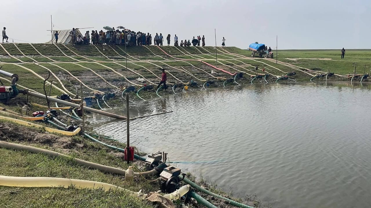 ফসলরক্ষায় চাঁদা তোলে পানি নিস্কাশন করছেন কৃষকরা  
