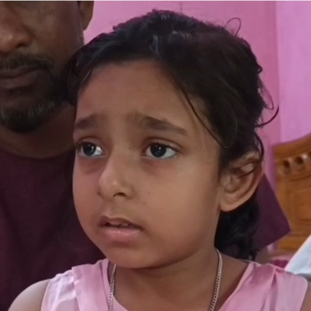 আমার আব্বুরে আনা খাবাইয়া মারছে