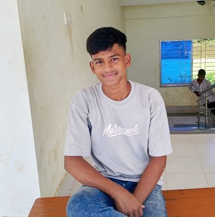 যাদুকাটা নদীর পাড় কেটে বালু তোলার সময়  বালু চাপায়  স্কুল ছাত্রের মৃত্যু ‎