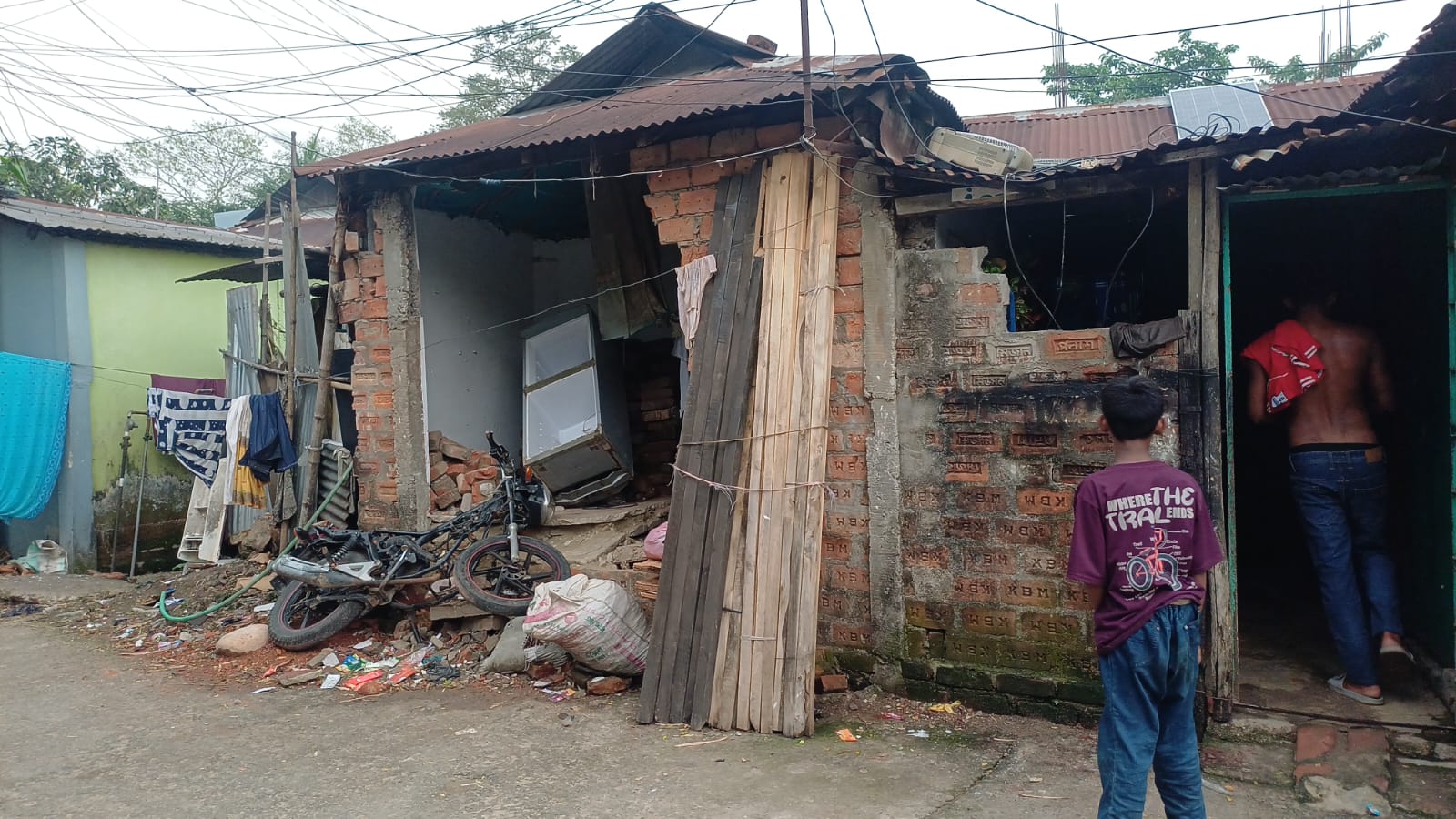সুনামগঞ্জে বসতবাড়িতে  হামলার অভিযোগ