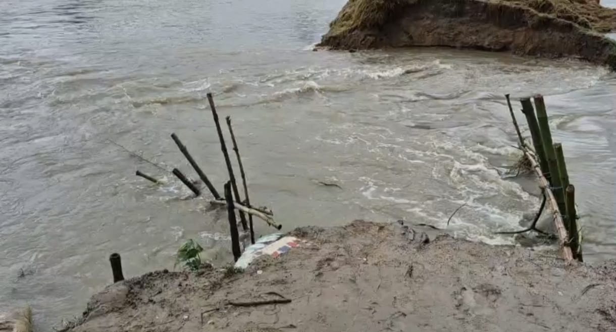 পাহাড়ি ঢলের পানিতে ভেঙে গেছে  মধ্যনগর উপজেলার এরনবিলের বাঁধ