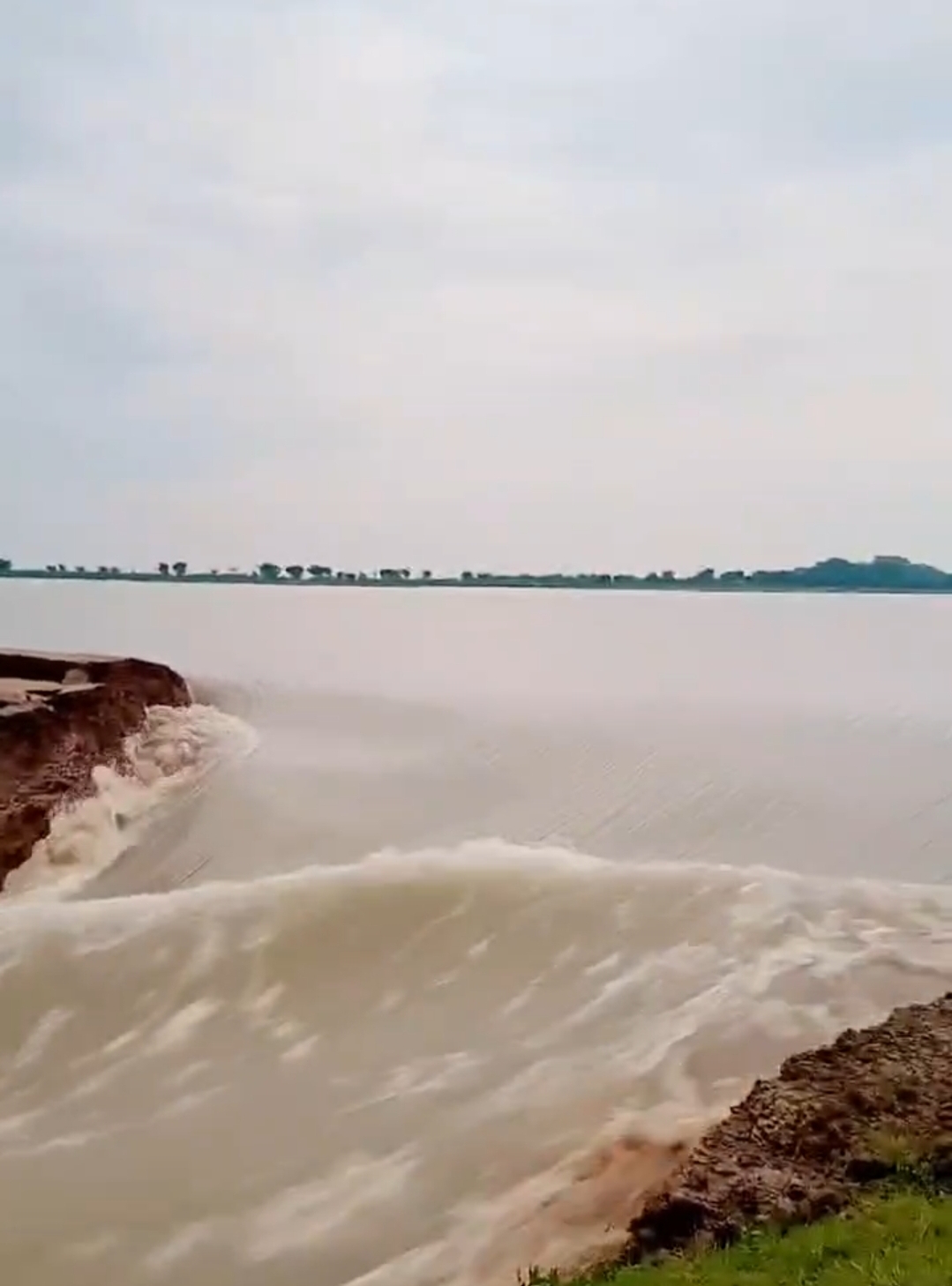 এক দিনের মাথায় ভাঙল    জিনারিয়ার হাওরের বাঁধ