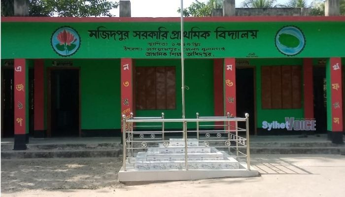 জগন্নাথপুরে স্কুল টিফিনে অনিয়ম, সেদ্ধ ডিমের বদলে কাঁচা বিতরণের অভিযোগ