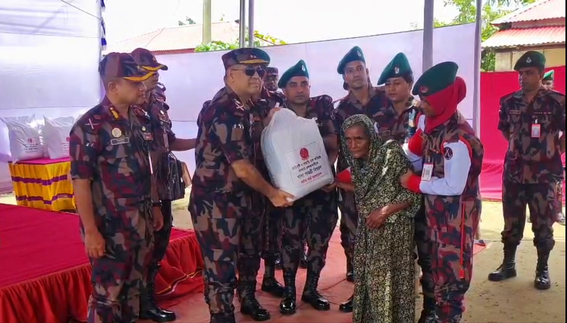 সুনামগঞ্জে পাহাড়ি ঢলে ক্ষতিগ্রস্তদের মাঝে ত্রাণ ও ওষুধ বিতরণ করলেন বিজিবি মহাপরিচালক