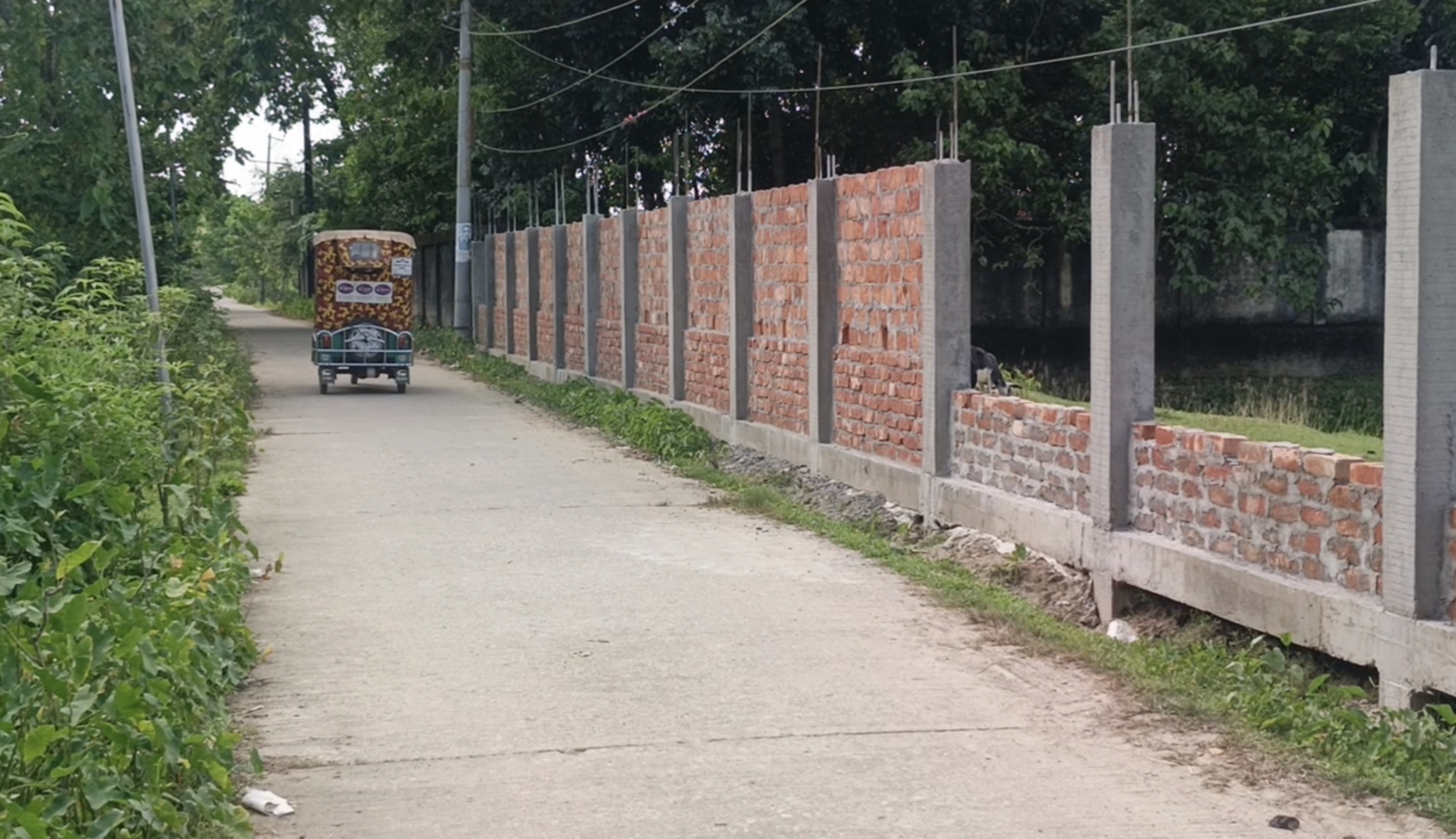 আদালতের স্থগিতাদেশের পরও প্রাচীর নির্মাণের তোড়জোড়, গ্রামজুড়ে উত্তেজনা