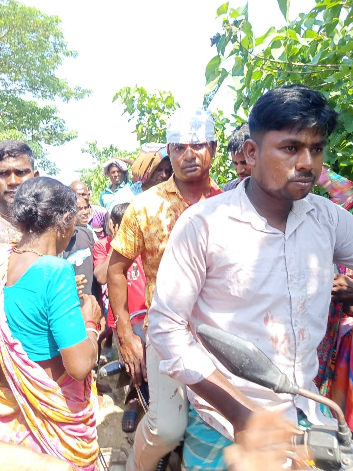 ধর্মপাশায় বিরোধের জেরে স্কুলের  সামনেই শিক্ষককে কুপিয়ে জখম