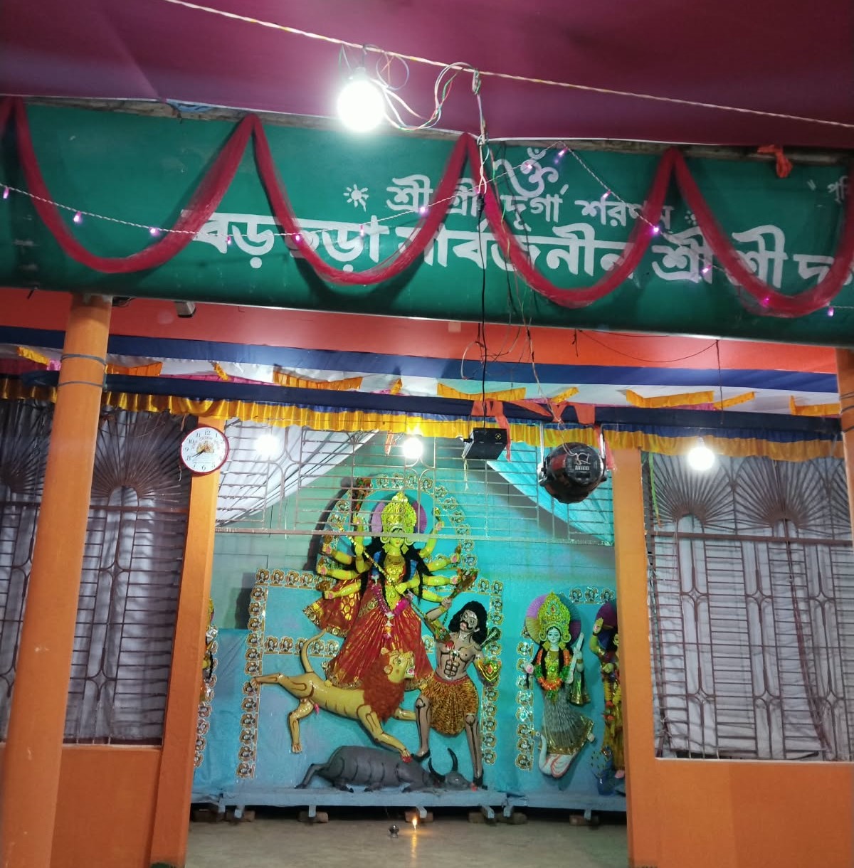 পূজা মণ্ডপের সামনে মাতলামি, তাড়া খেয়ে  গেঞ্জি ও হাসুয়া ফেলে পালিয়েছে যুবক