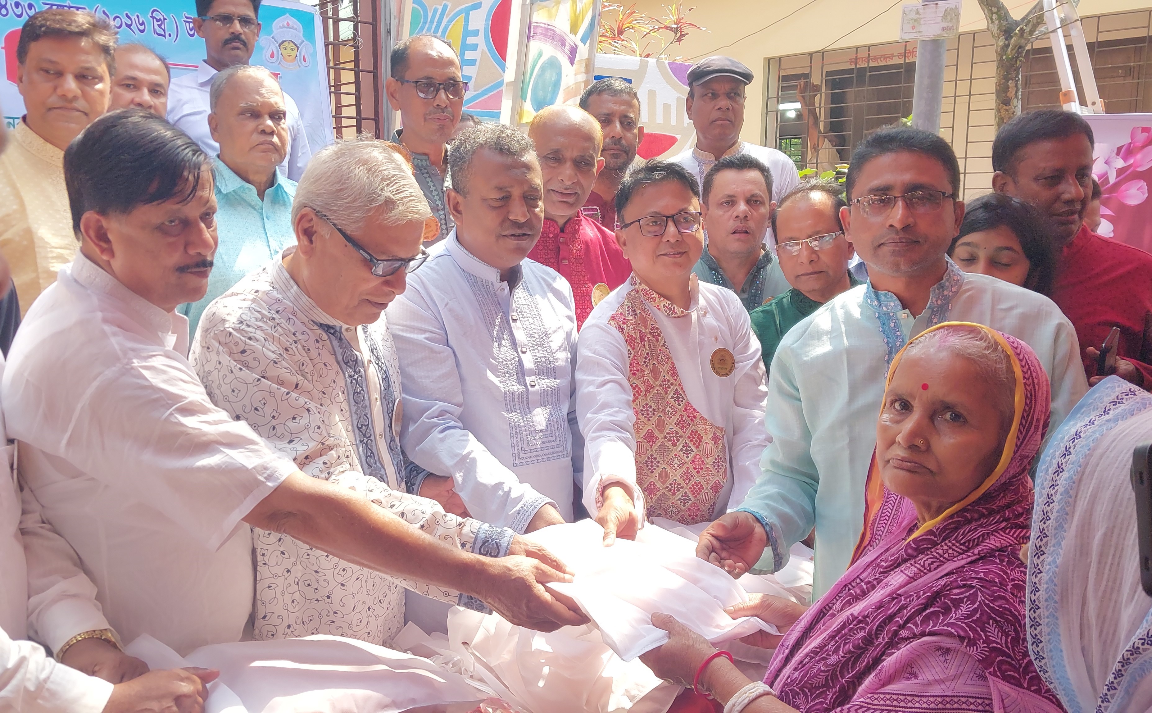 দুর্গাপূজা উপলক্ষে সুনামগঞ্জ রামকৃষ্ণ   আশ্রমে  শারদ উপহার বিতরণ